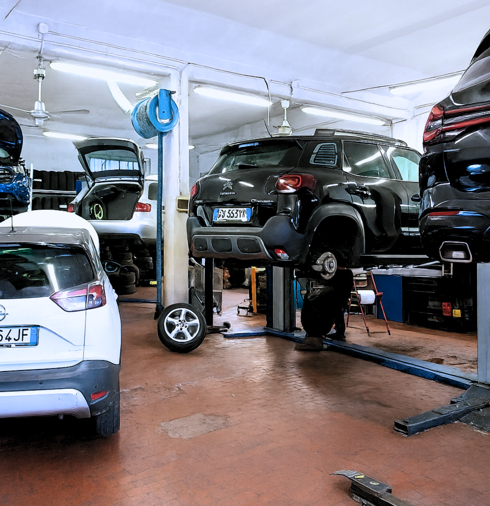 Interno dell'officina Autoclub SNC